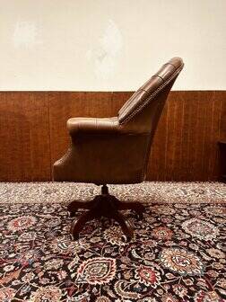 Chaise de directeur Chesterfield classique en cuir marron
