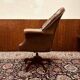 Chaise de directeur Chesterfield classique en cuir marron