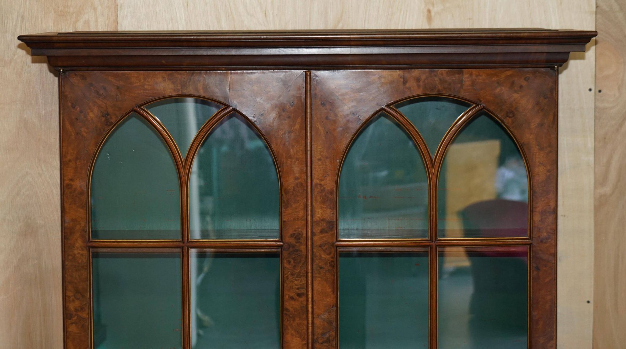 Bibliothèque victorienne en noyer loupe avec portes vitrées gothiques