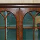Bibliothèque victorienne en noyer loupe avec portes vitrées gothiques