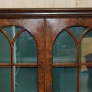 Bibliothèque victorienne en noyer loupe avec portes vitrées gothiques