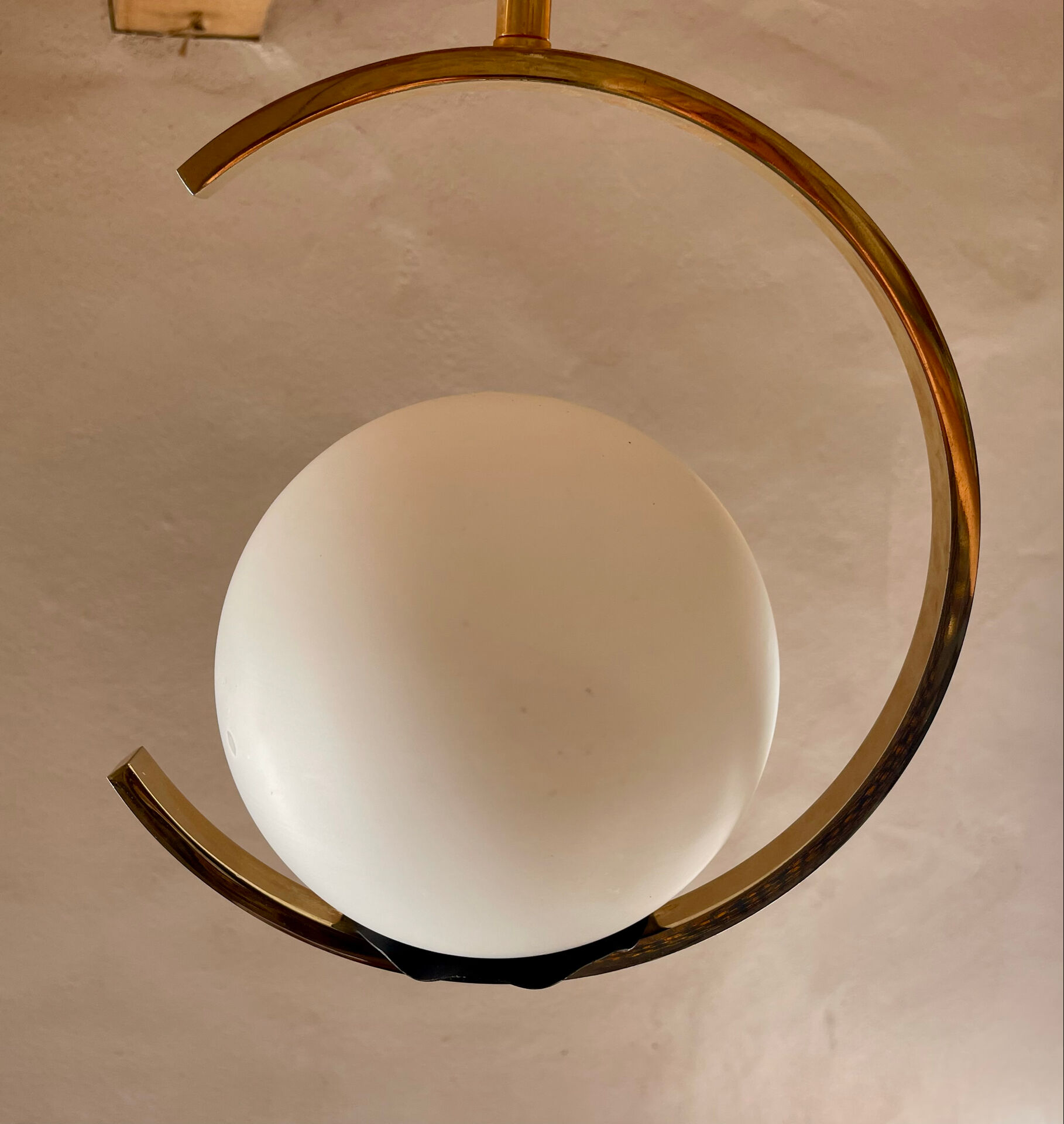 Suspension mid-century laiton et verre opalin