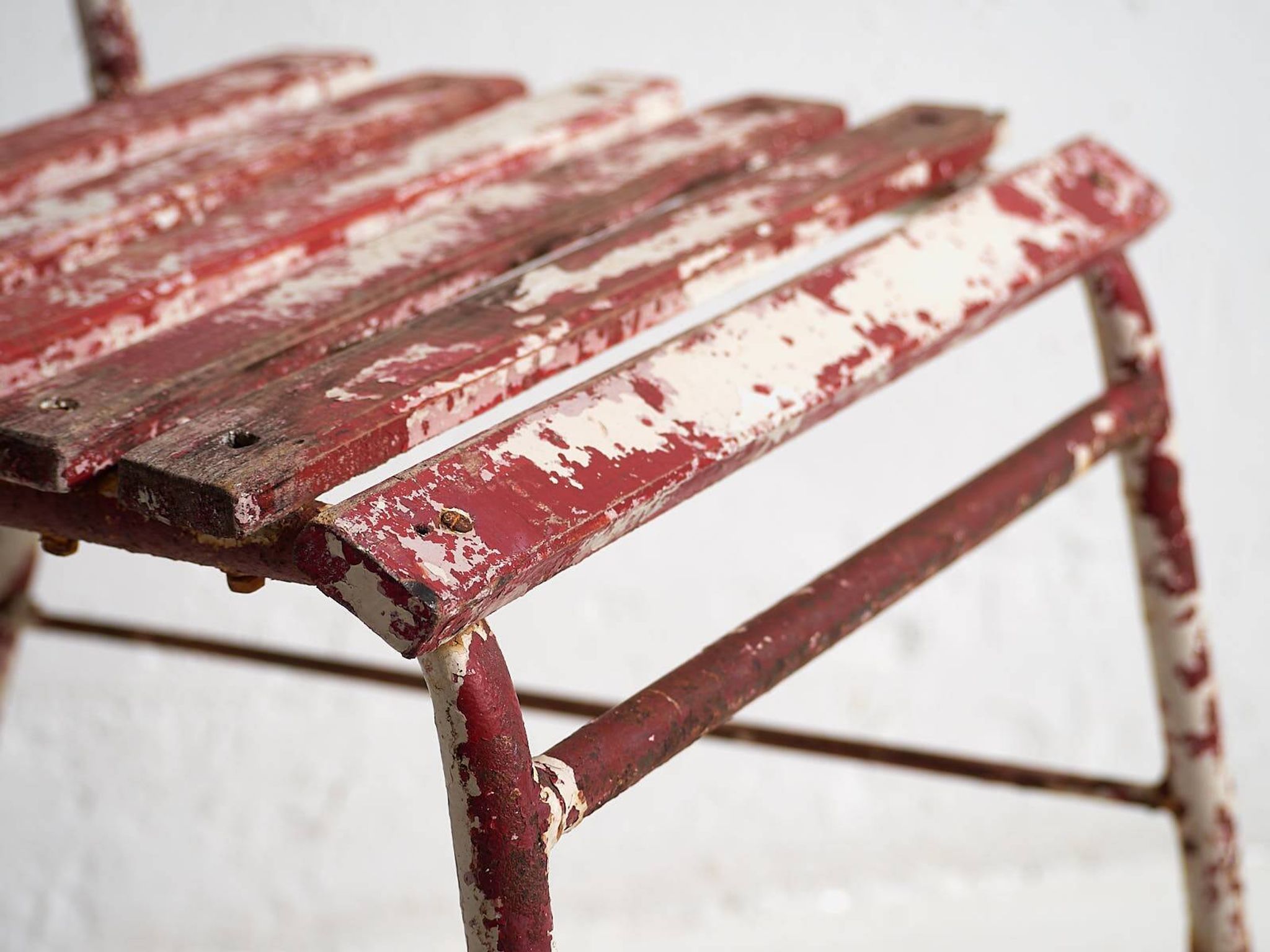 Anciennes chaises de terrasse rouges et blanches (vers 1920). Ensemble de 4 pièces
