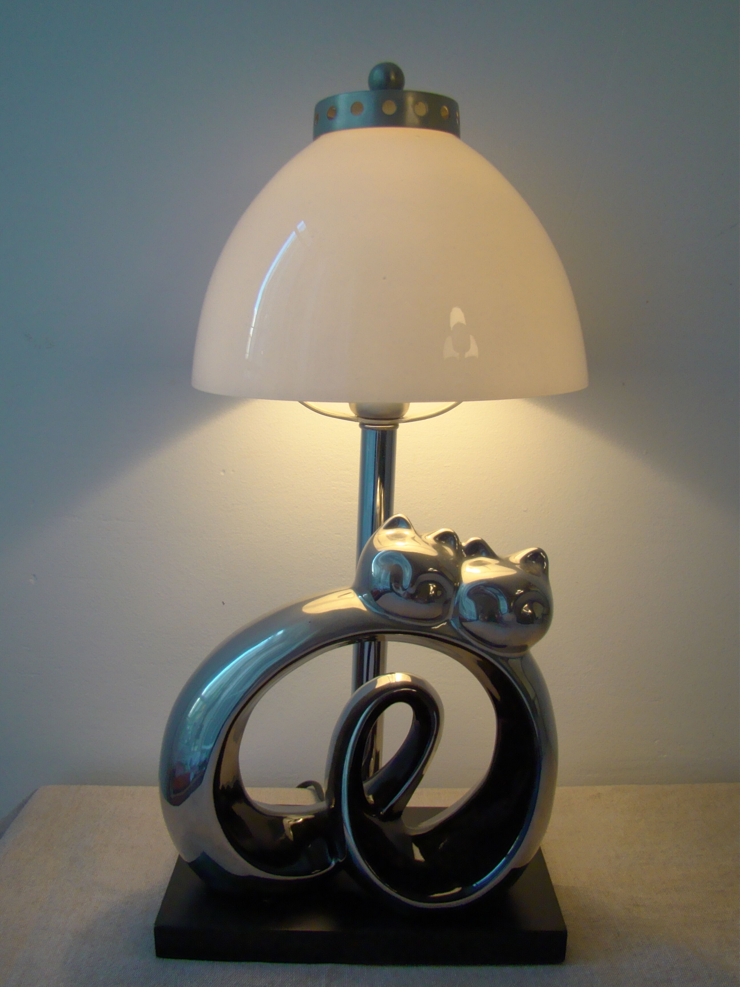 Vintage lamp the cats