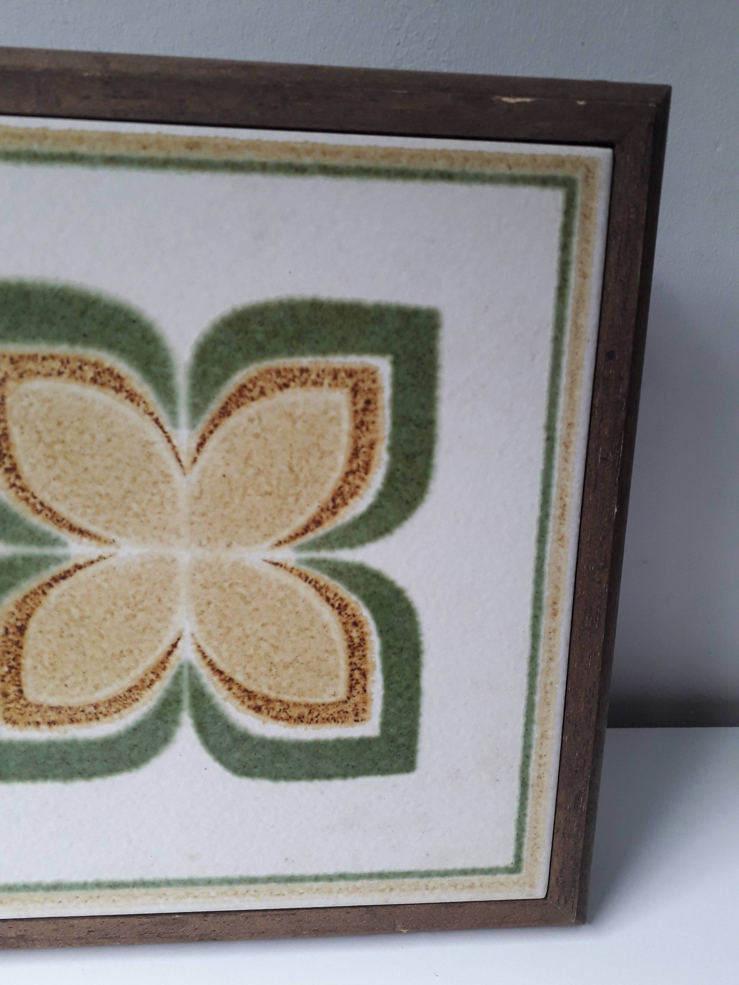 Vintage wooden and earthenware musical trivet (La vie en rose)