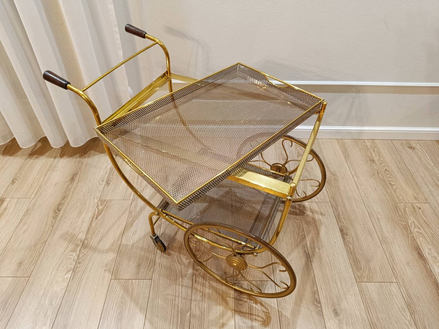 Desserte en laiton et cuivre par Josef Frank pour Svenskt Tenn