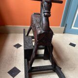 Cheval à bascule en bois sculpté ancien