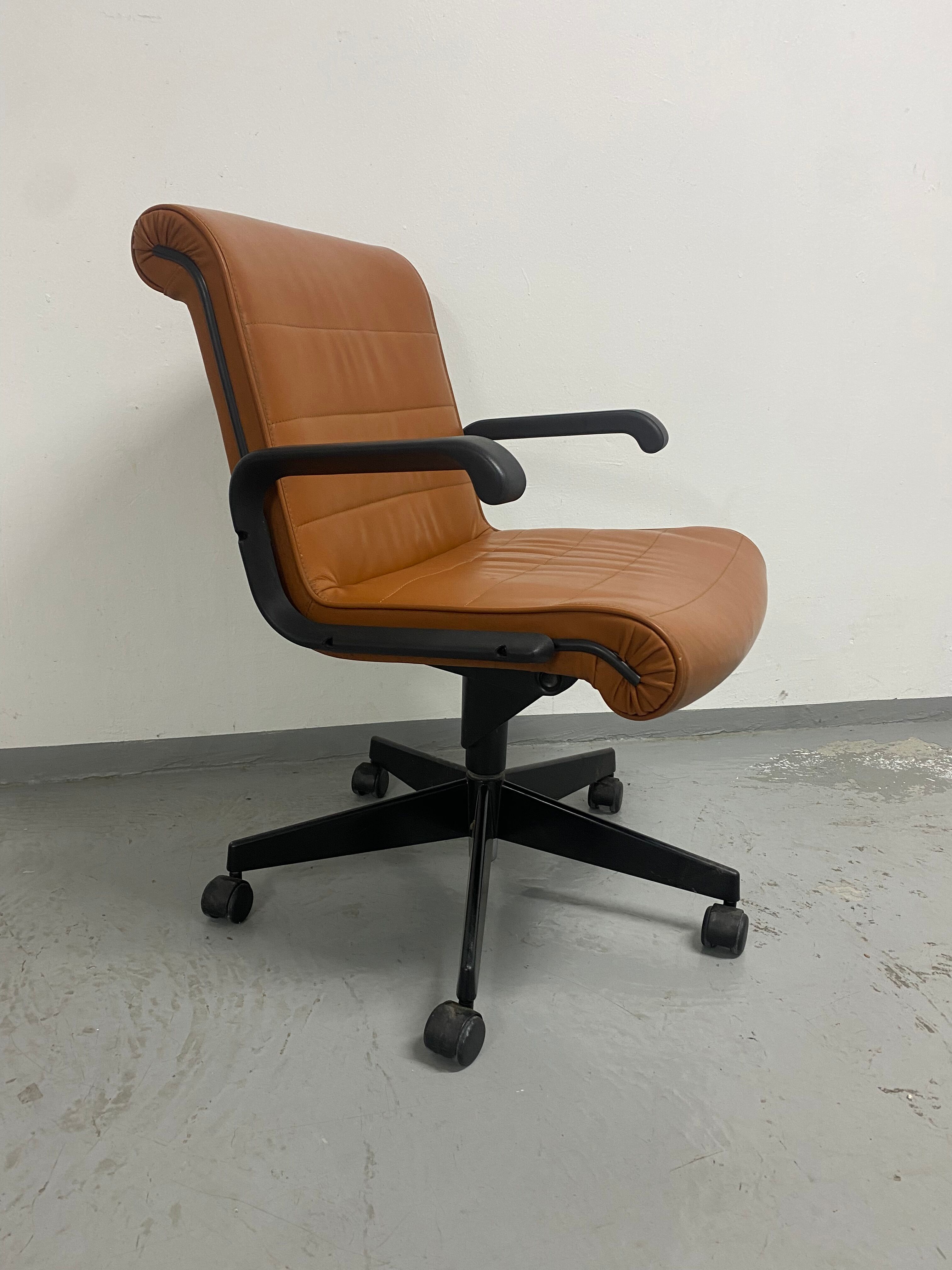 Fauteuil Richard Sapper édition Knoll cuir cognac