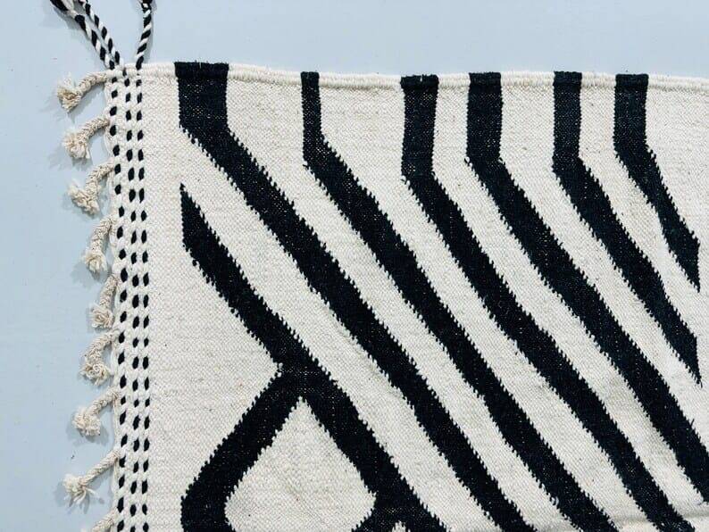 Handmade black and white traditional Moroccan kilim rug size 150x250.