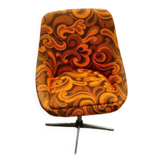 Vintage space age swivel chair with psychedelic pattern in shades of orange.