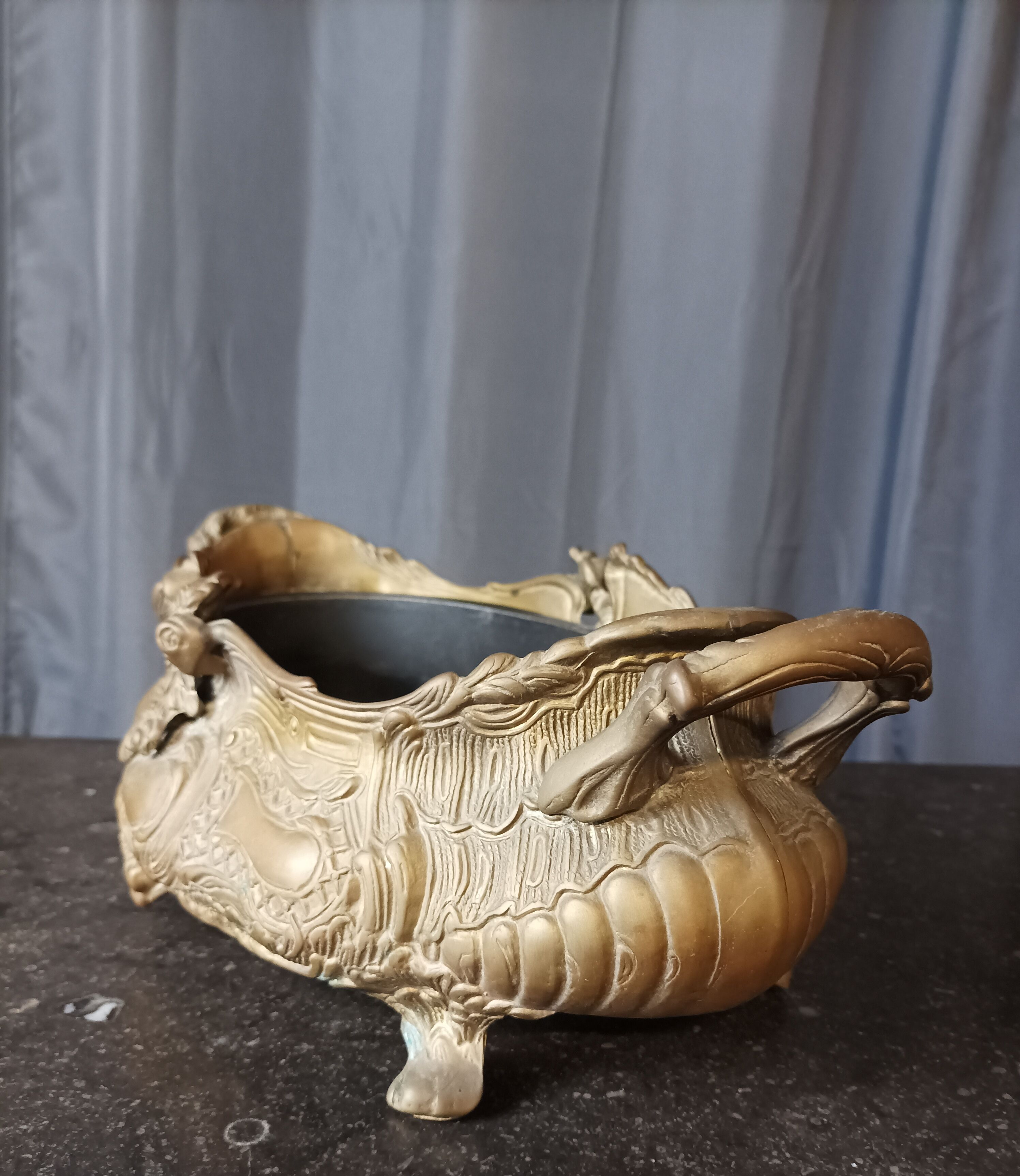 Planter in bronze rockery style