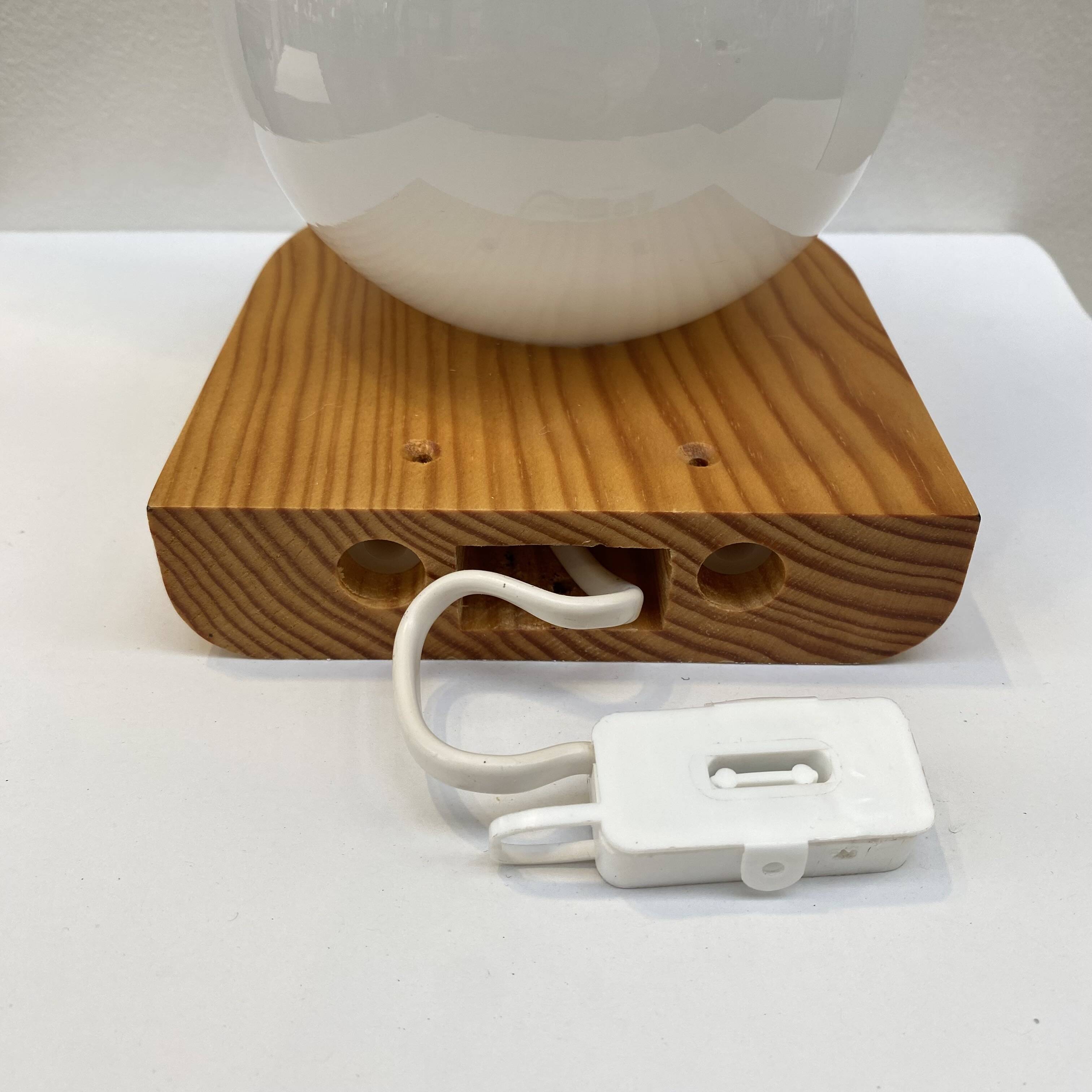 Modernist wall lamp in pine and opaline