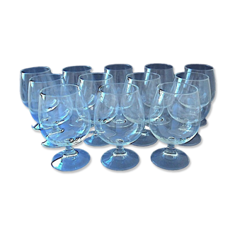 Suite de douze verres à cognac sur pied en cristal incolore