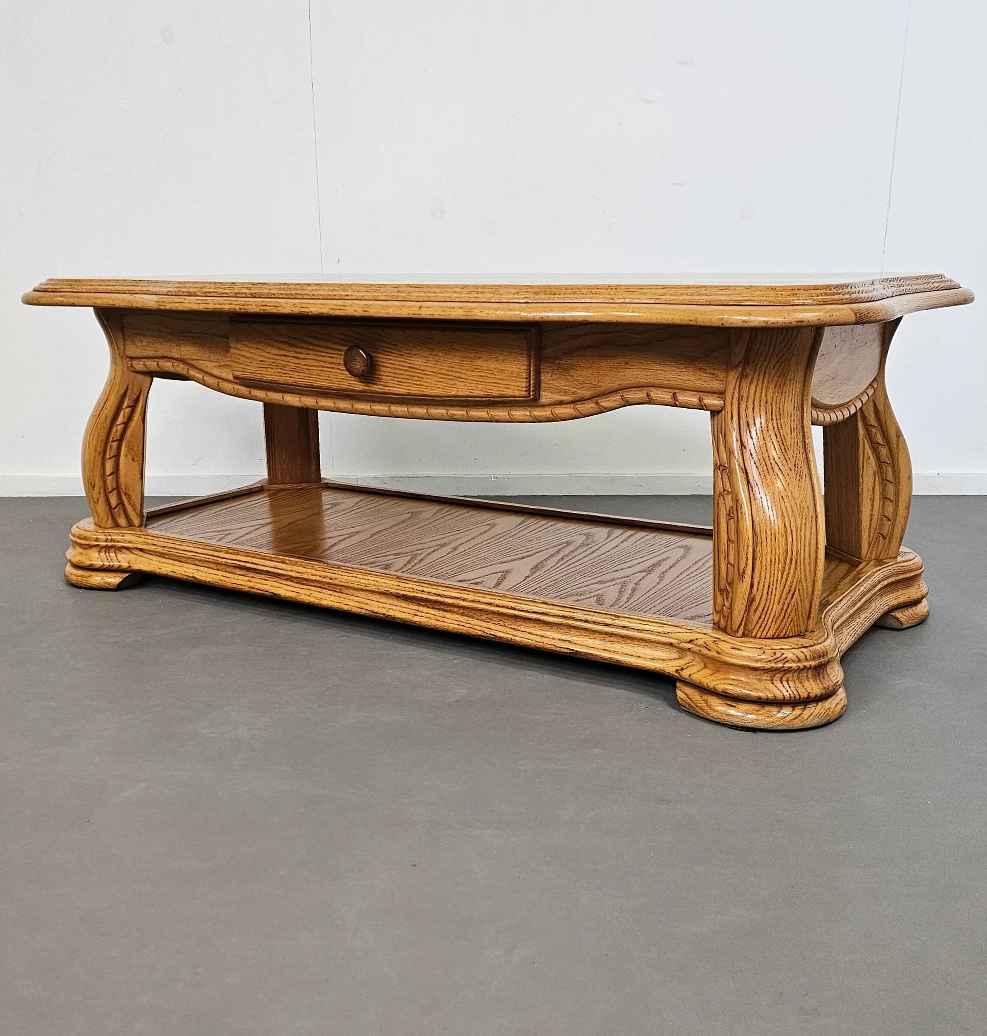 Table basse française en chêne massif des années 1970