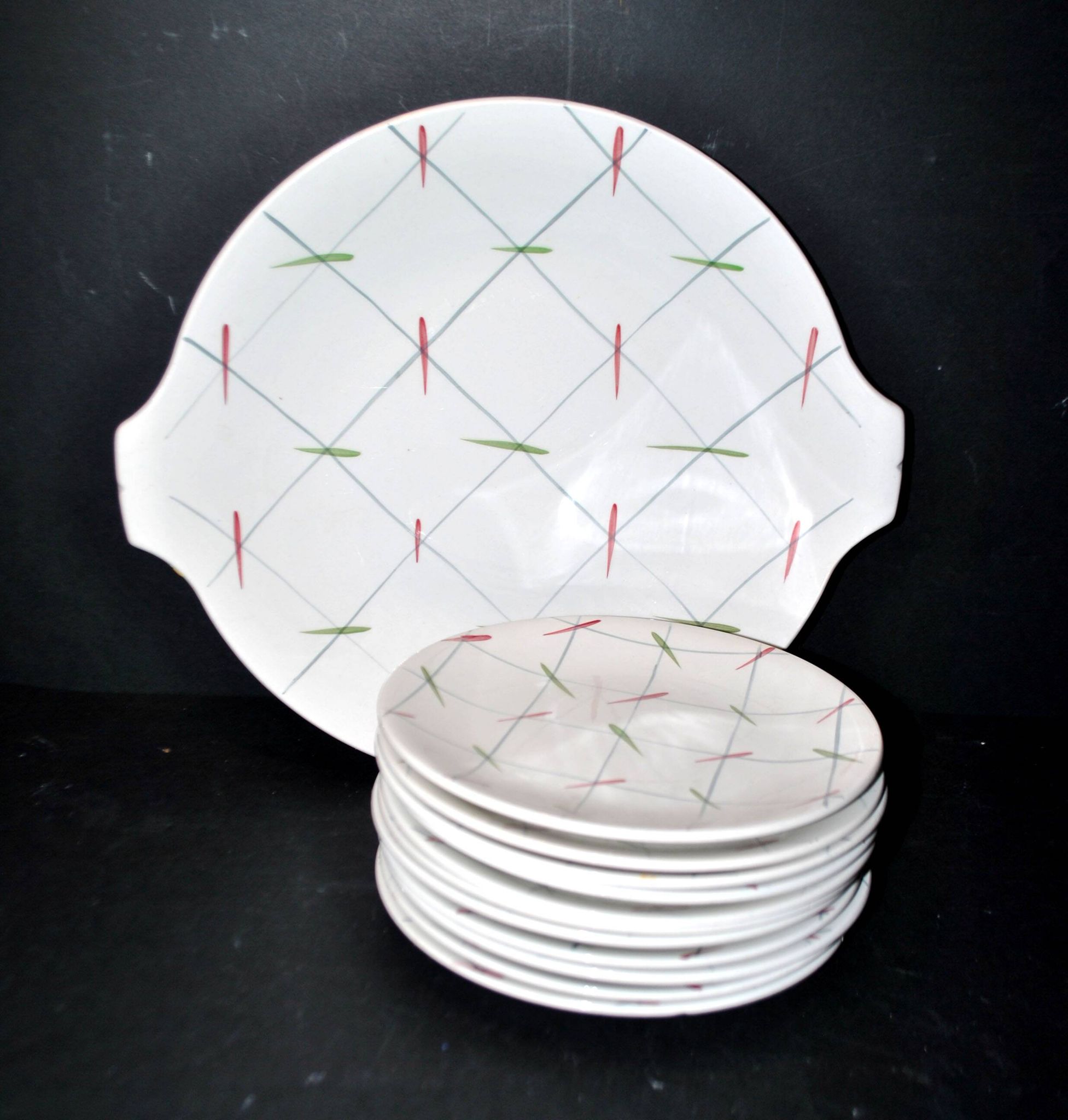 11 assiettes à dessert et plat à tarte vintage en céramique à décor de carreaux
