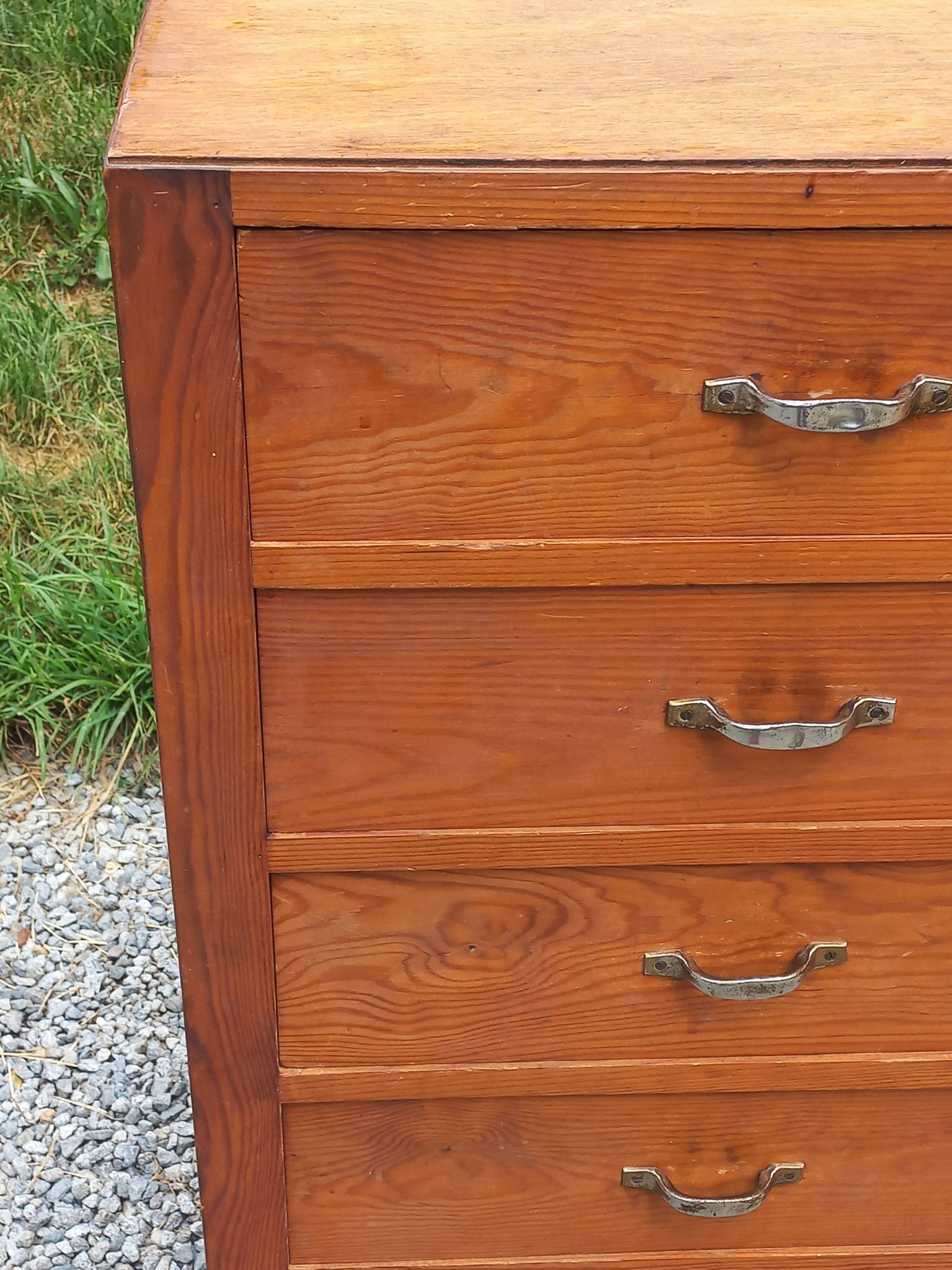 Vintage 1950s chest of drawers with tapered legs and 5 drawers.