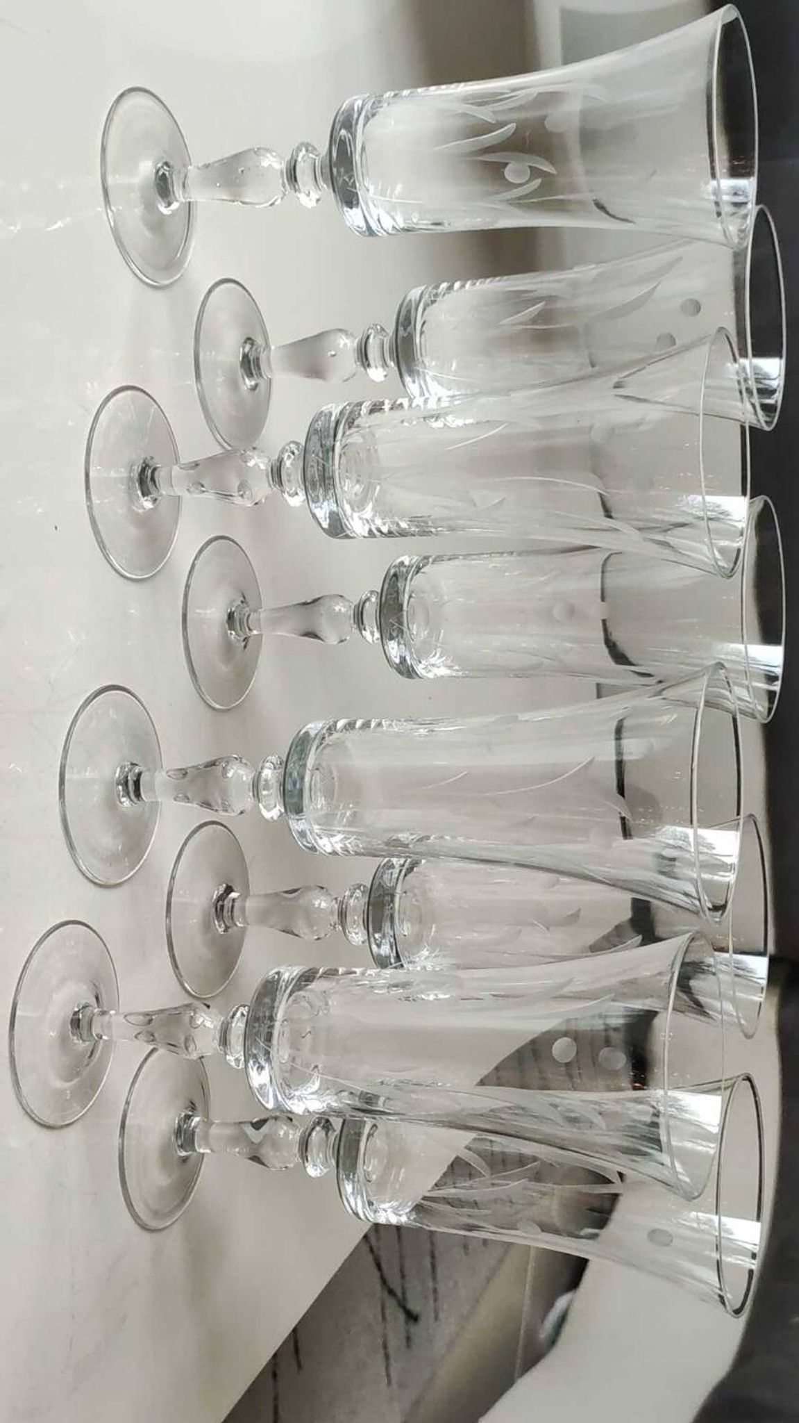 Set of 8 champagne flutes, flared neck. In crystal. Frosted plant motifs.