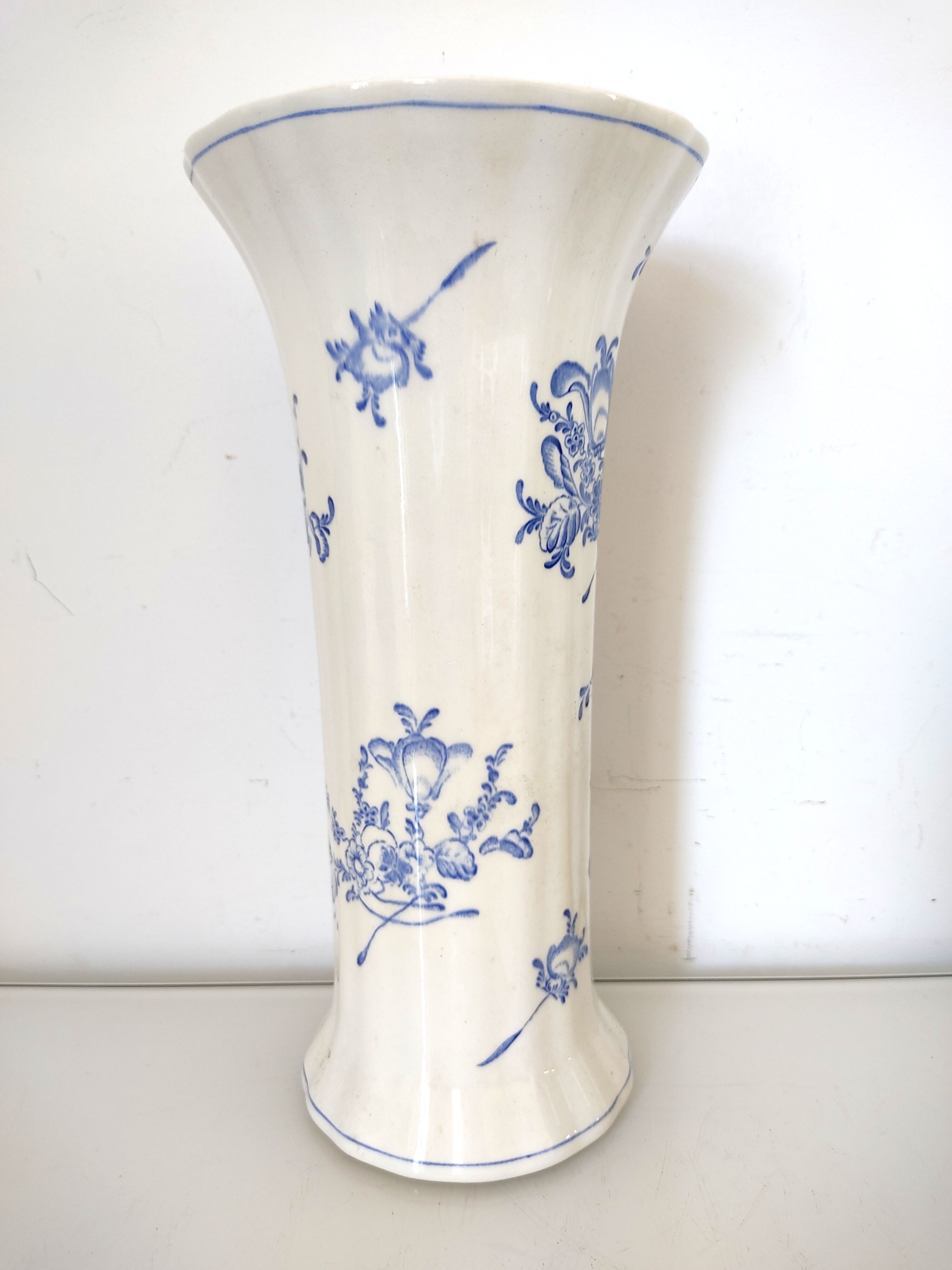 Boch La Louvière vase Blue and white