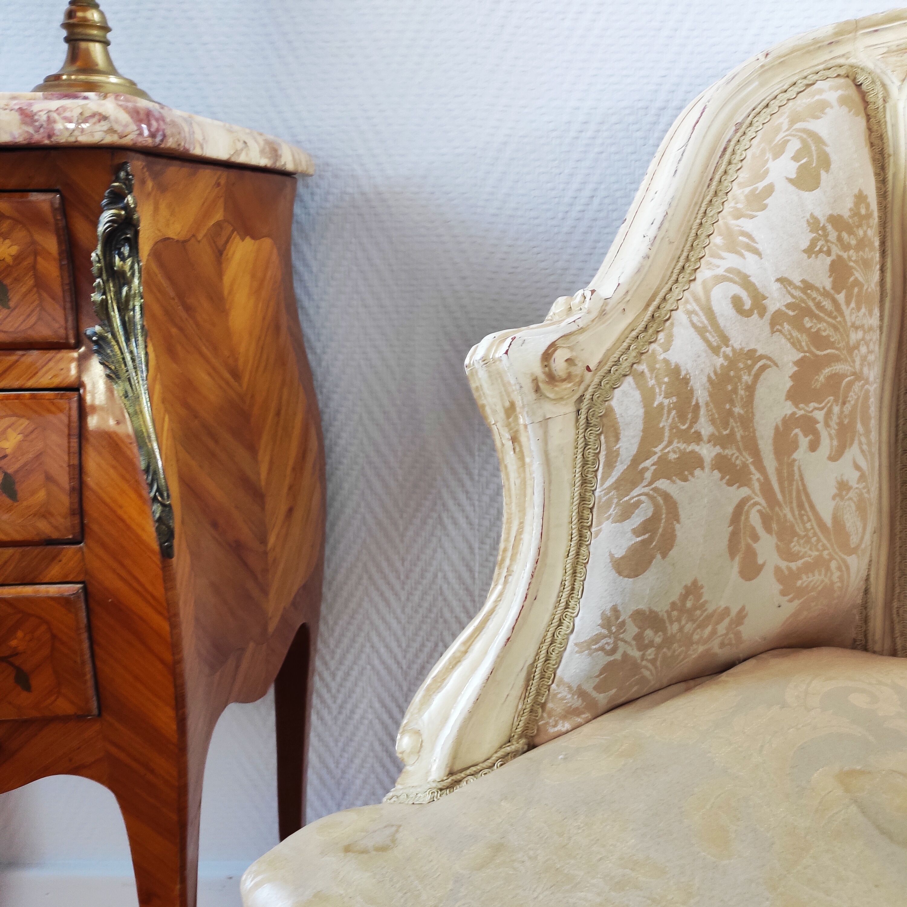 Fauteuil ancien bergère style Louis XV patiné