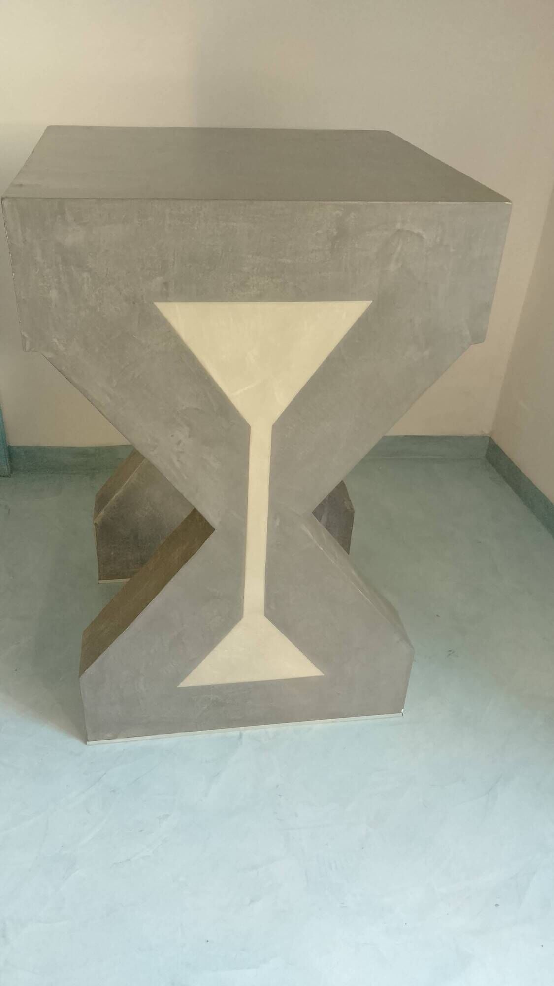 Pedestal / High side table in polished concrete – Unique artisan piece.