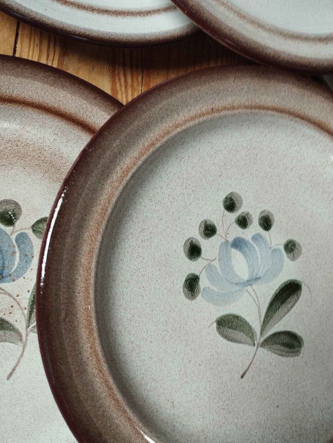 Beige stoneware flat plates with blue/gray flower by MBFA Pornic model Fanchon, set of 6