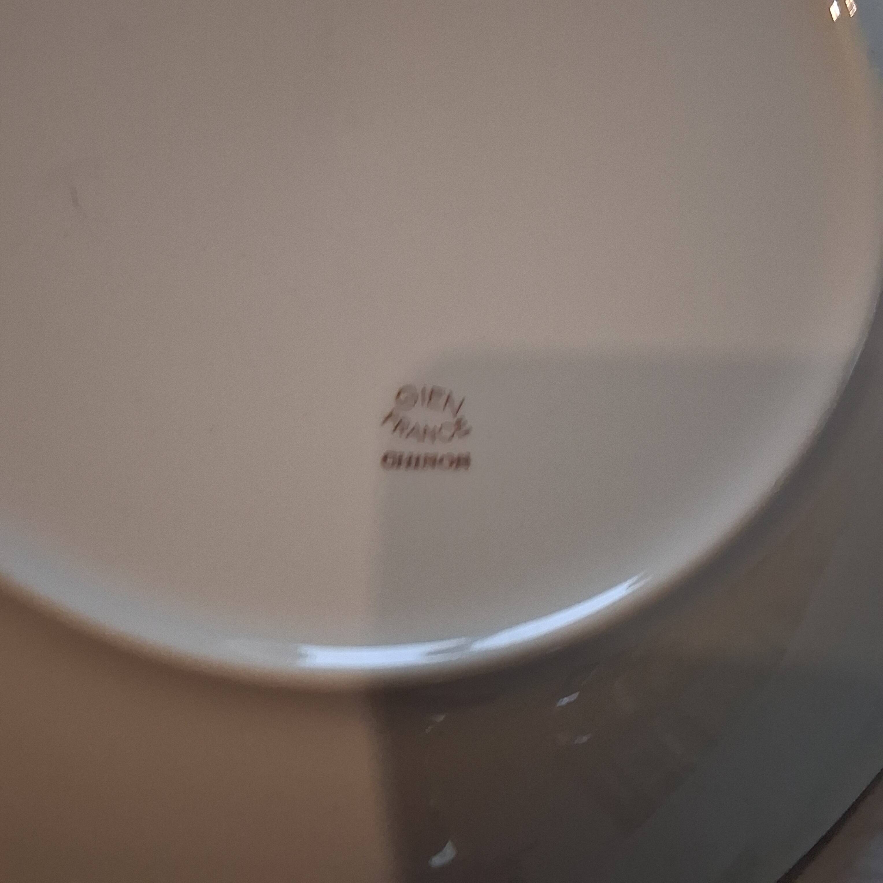 Very nice round serving dish from Gien model "Chinon" in very good condition.