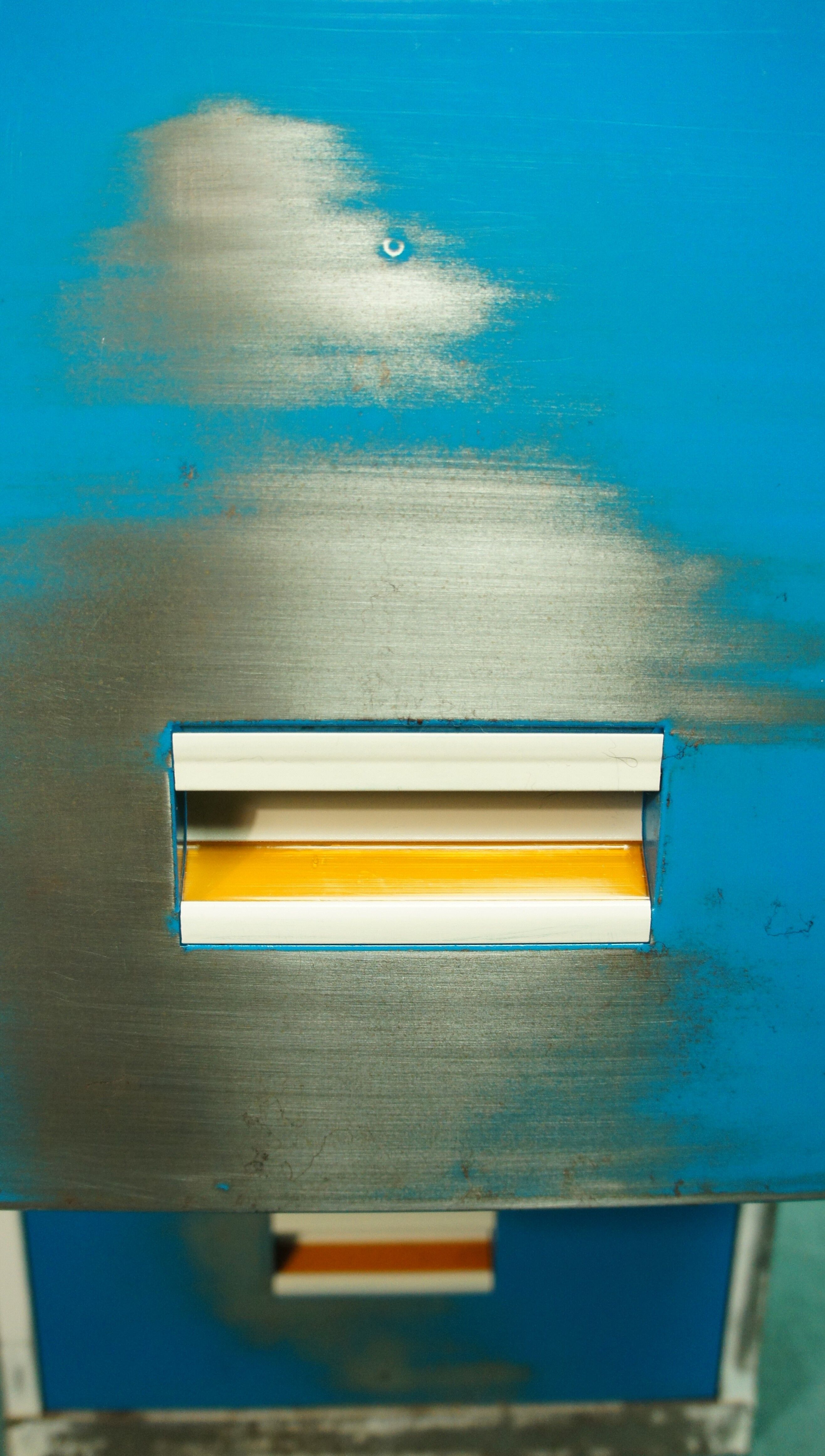 2 metal drawers for hanging backs