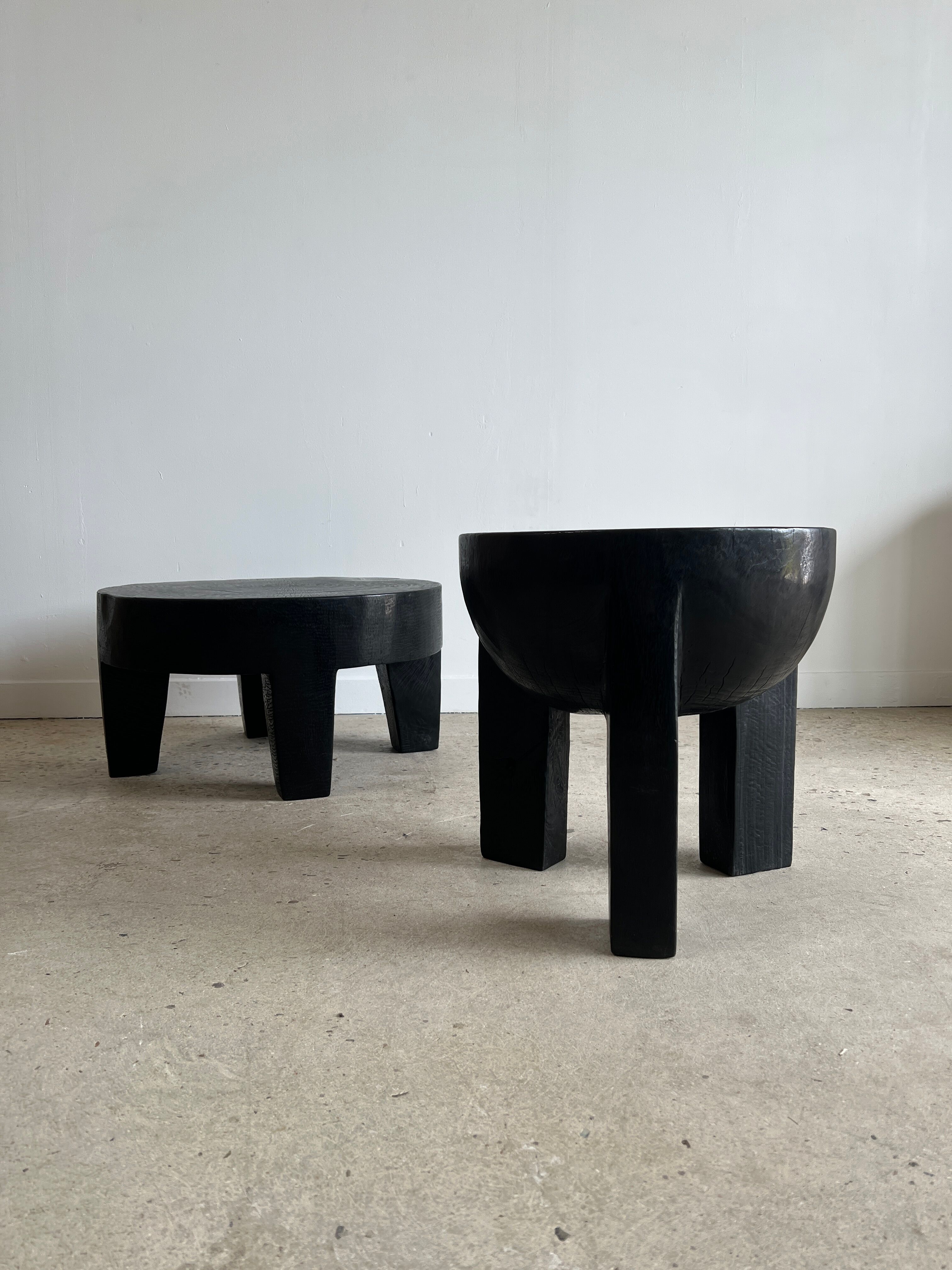 Black mango wood tripod side table with a semi-spherical top, height: 45 cm, diameter: 44 cm.