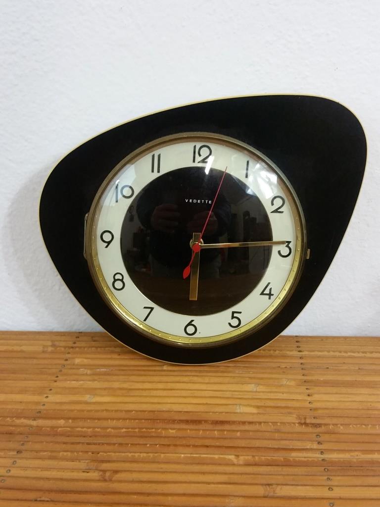 Pendulum black formica