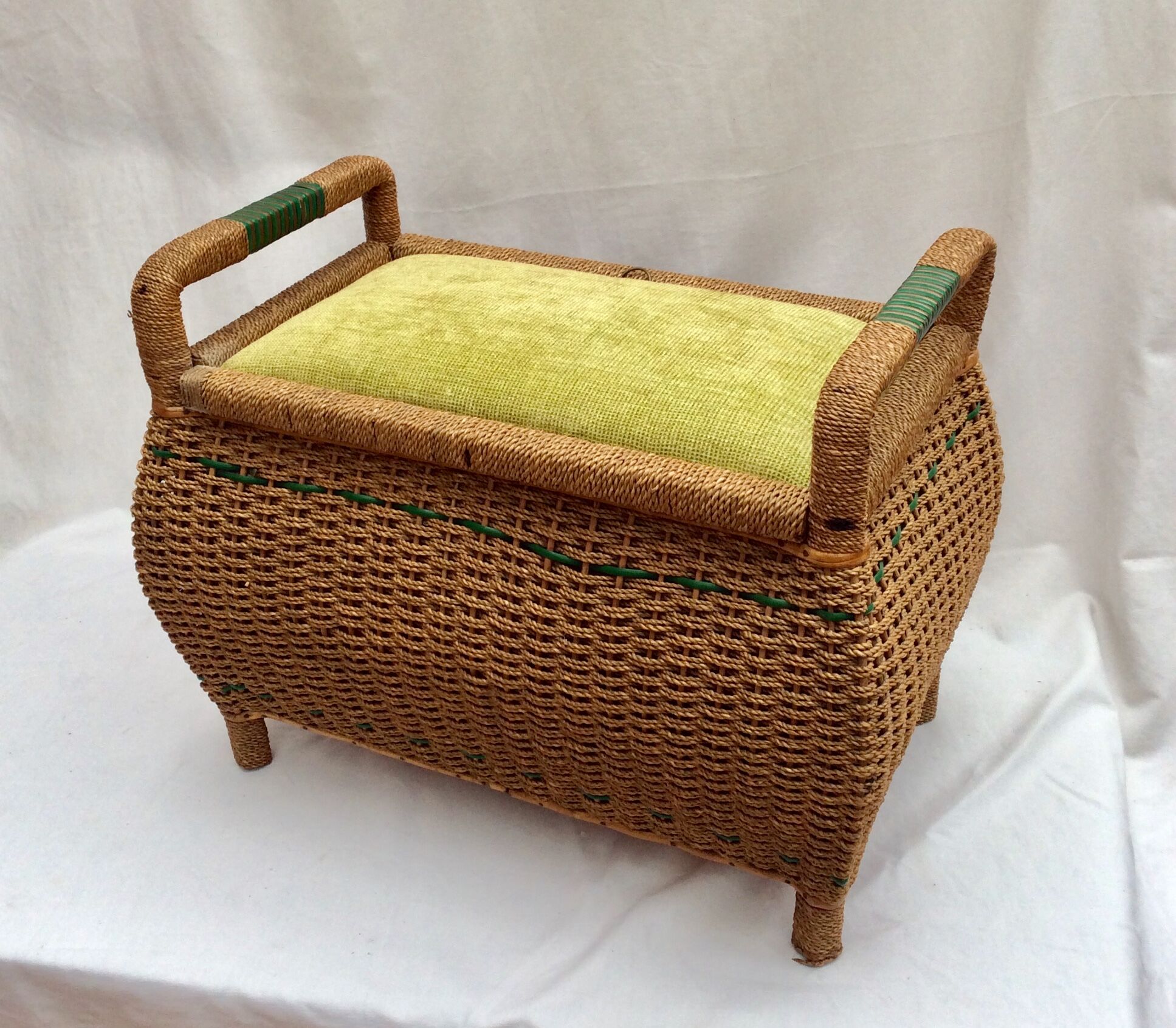 Playing box with two handles towards 1960s dimension: height -46.5cm- width -60cm-Pr-37