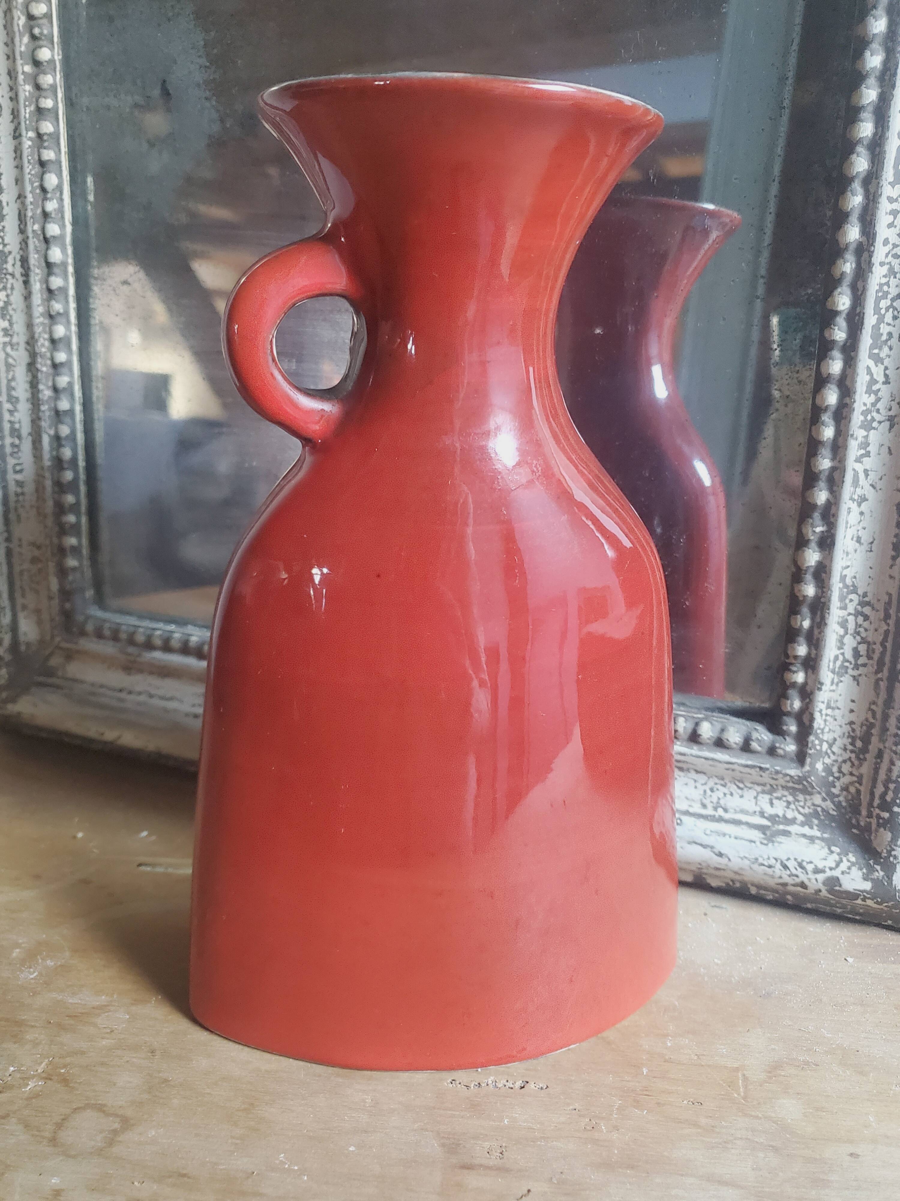 Vintage Français années 1960 Jean de Lespinasse, JdL 330, Vase ovale émaillé rouge avec portrait féminin.