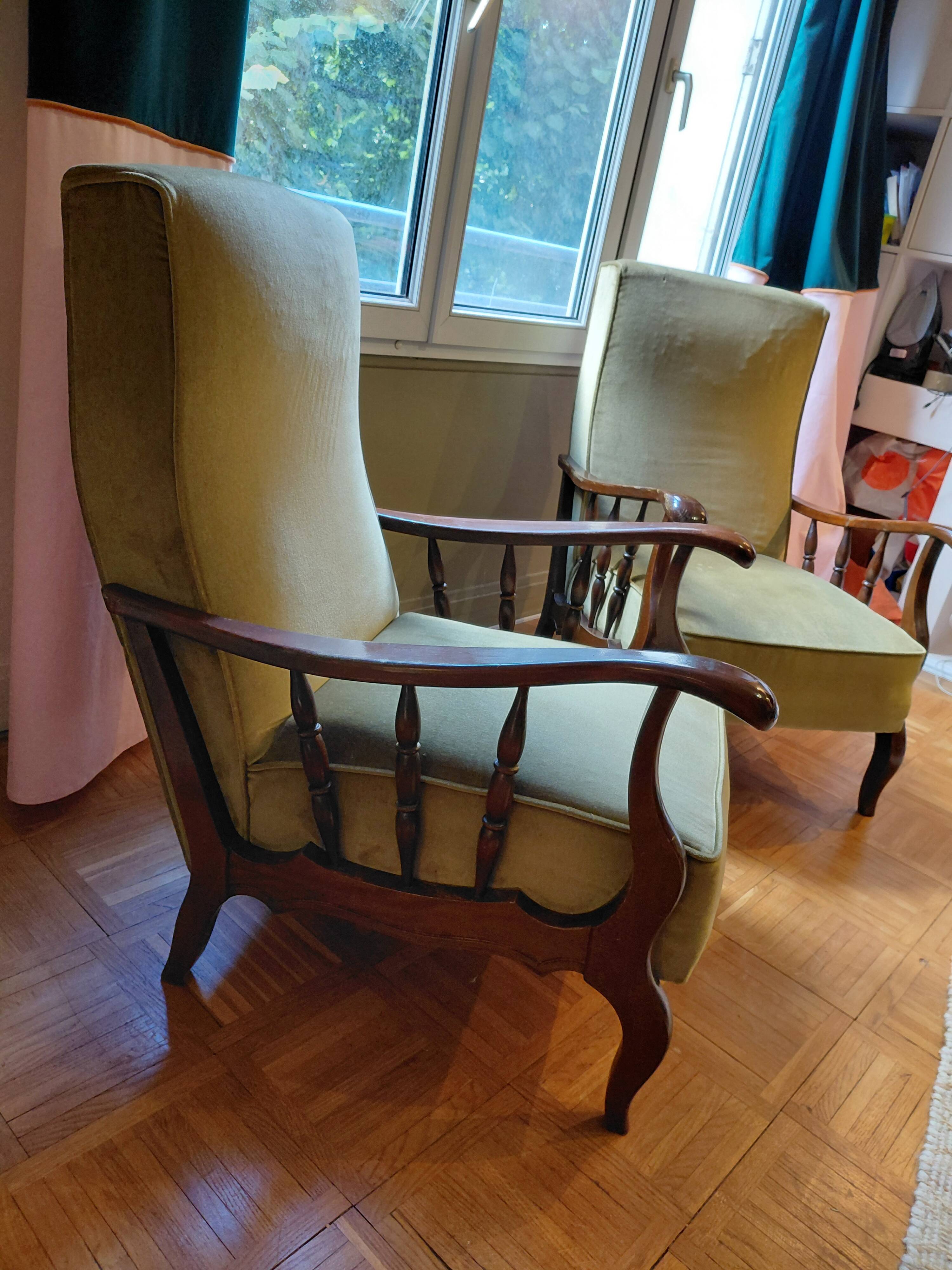 Lot of 2 olive green velvet armchairs.