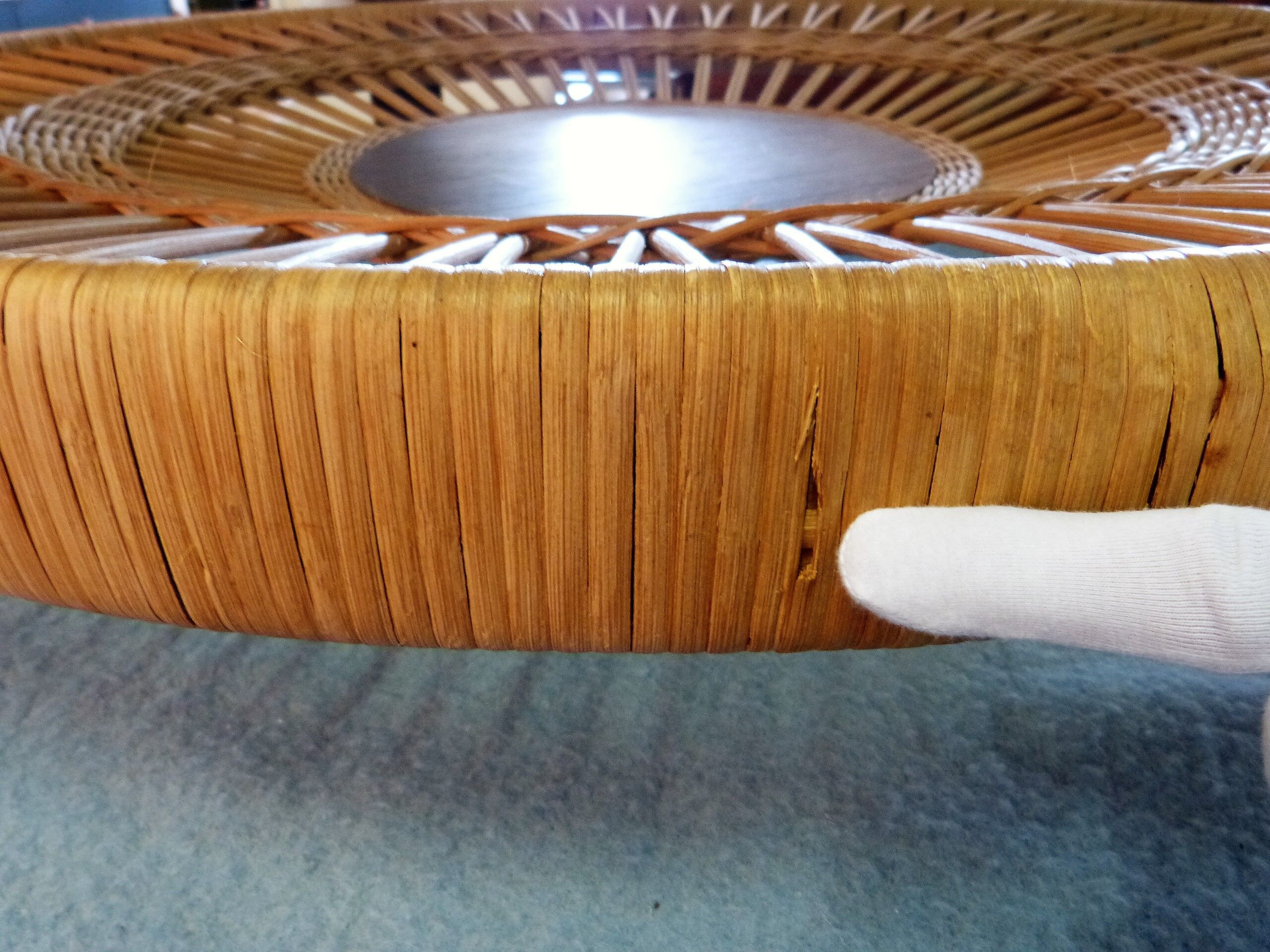 Table basse ronde avec verre fumé et rotin, années 1960