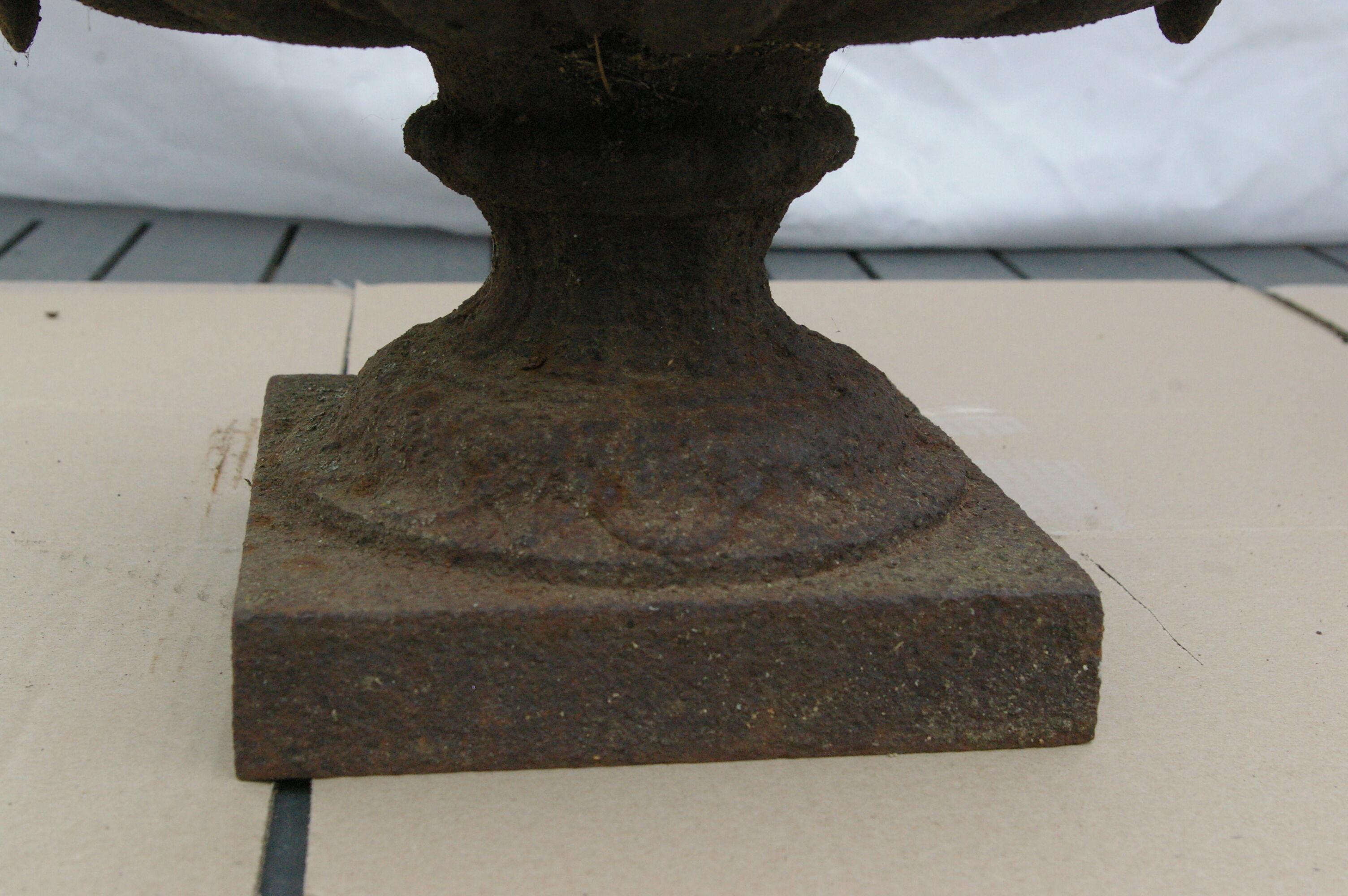 Paire d'anciens vases Médicis de jardin en fonte de fer
