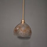 Suspension with amber moulded glass globe featuring wavy patterns.