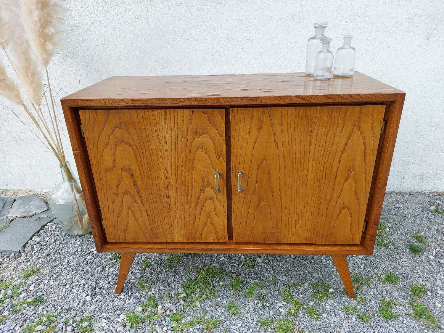 Compass feet sideboard