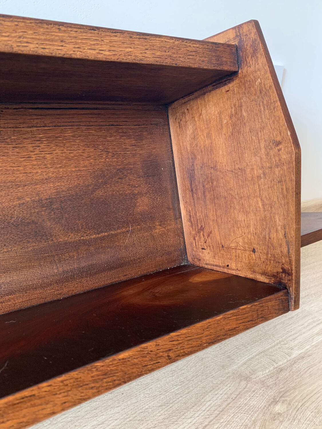 Wall shelf in wood