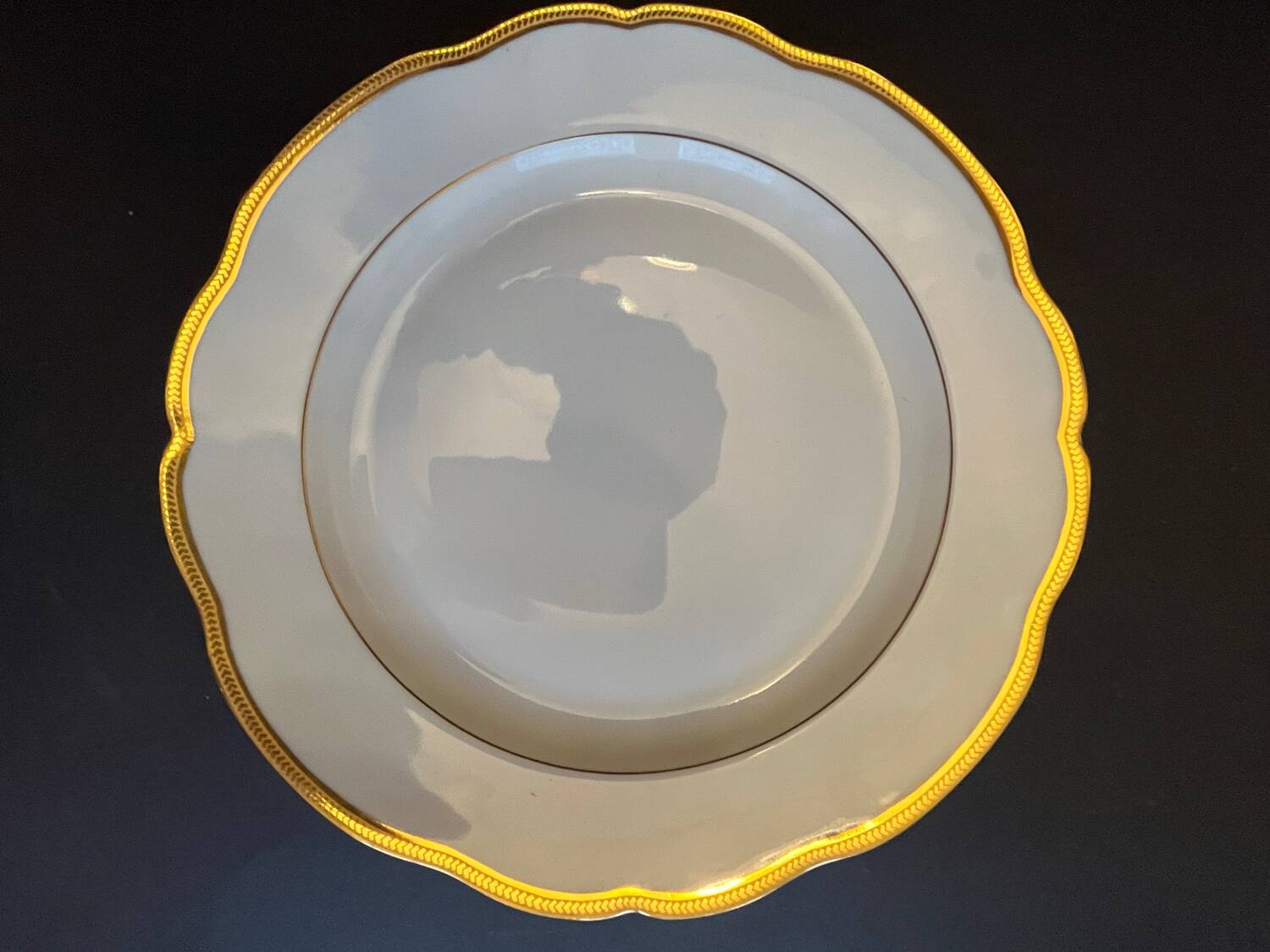 Round dish in fine Limoges porcelain