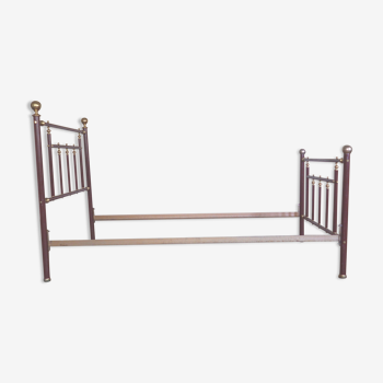 Metal bed with balls