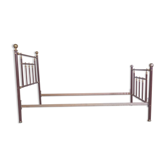 Metal bed with balls