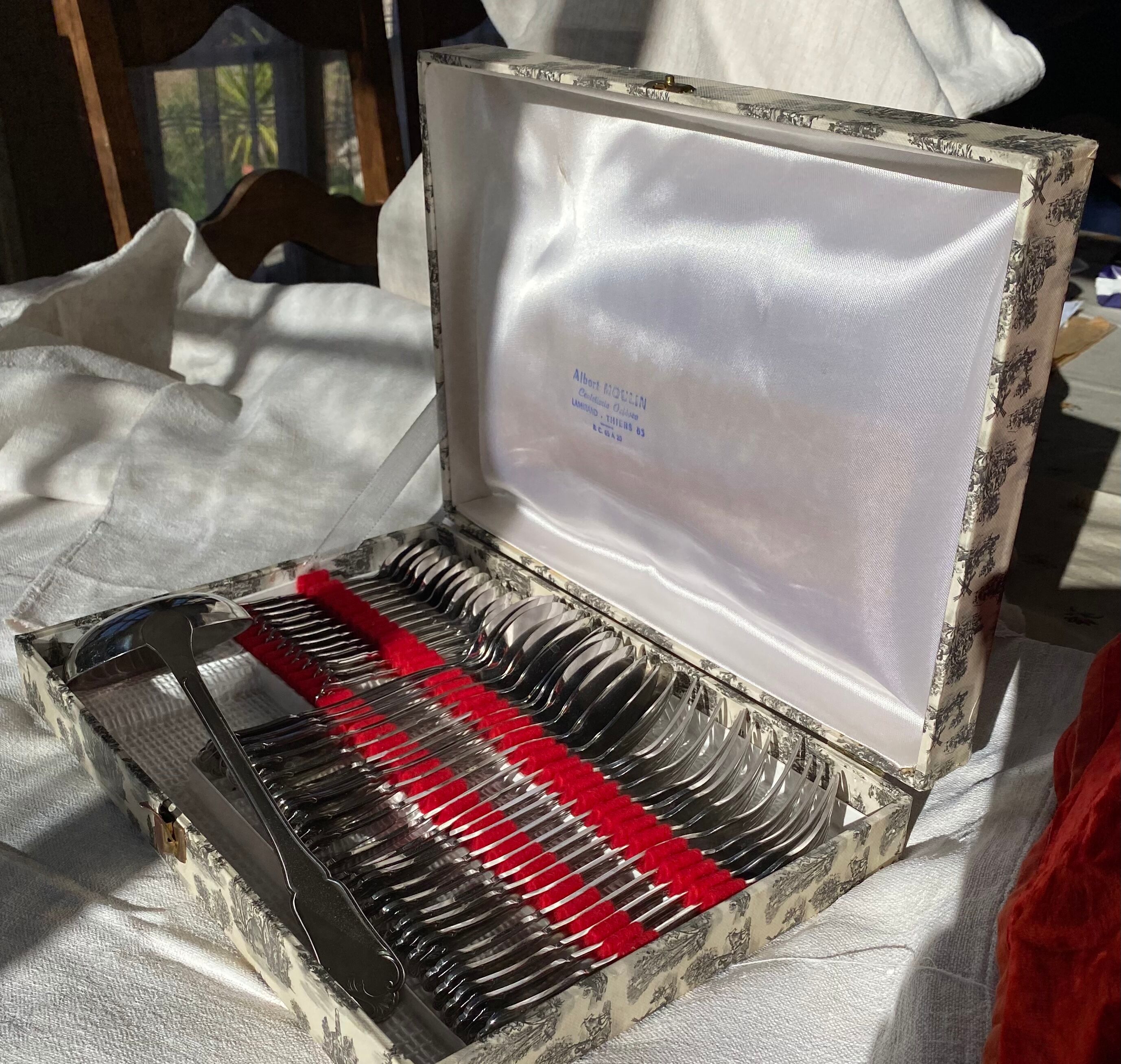 Complete stainless steel housewife