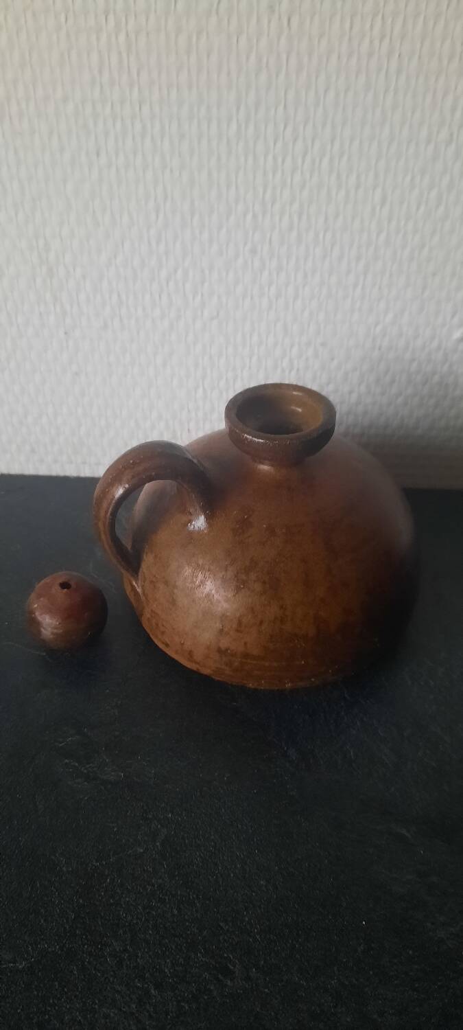 Carafe en céramique marron