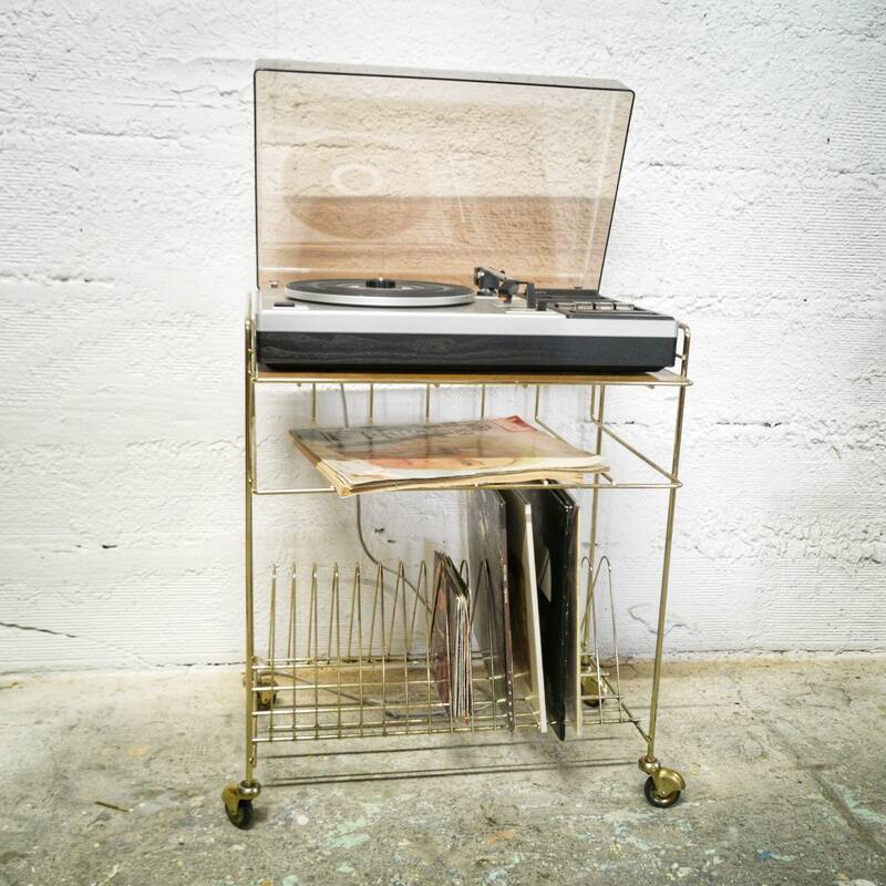 Desserte range-vinyles en métal doré