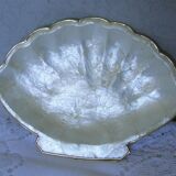 Empty pocket or soap holder in white mother-of-pearl shape scallop shell