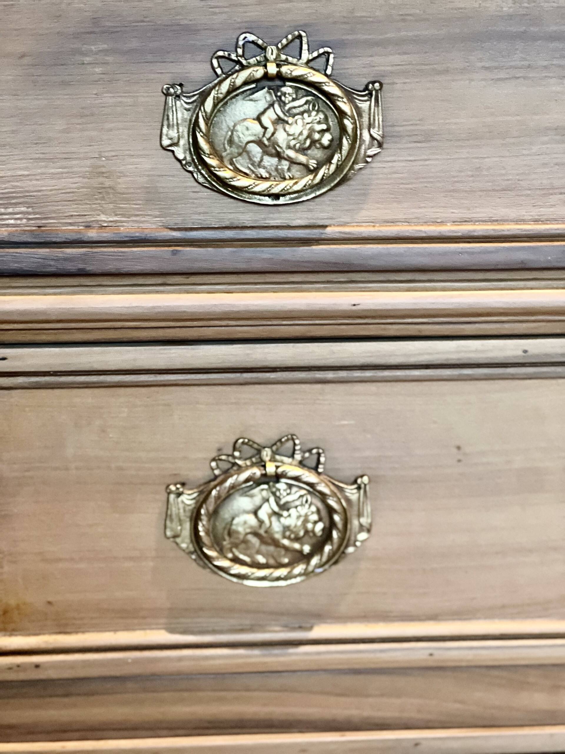 Classic chest of drawers