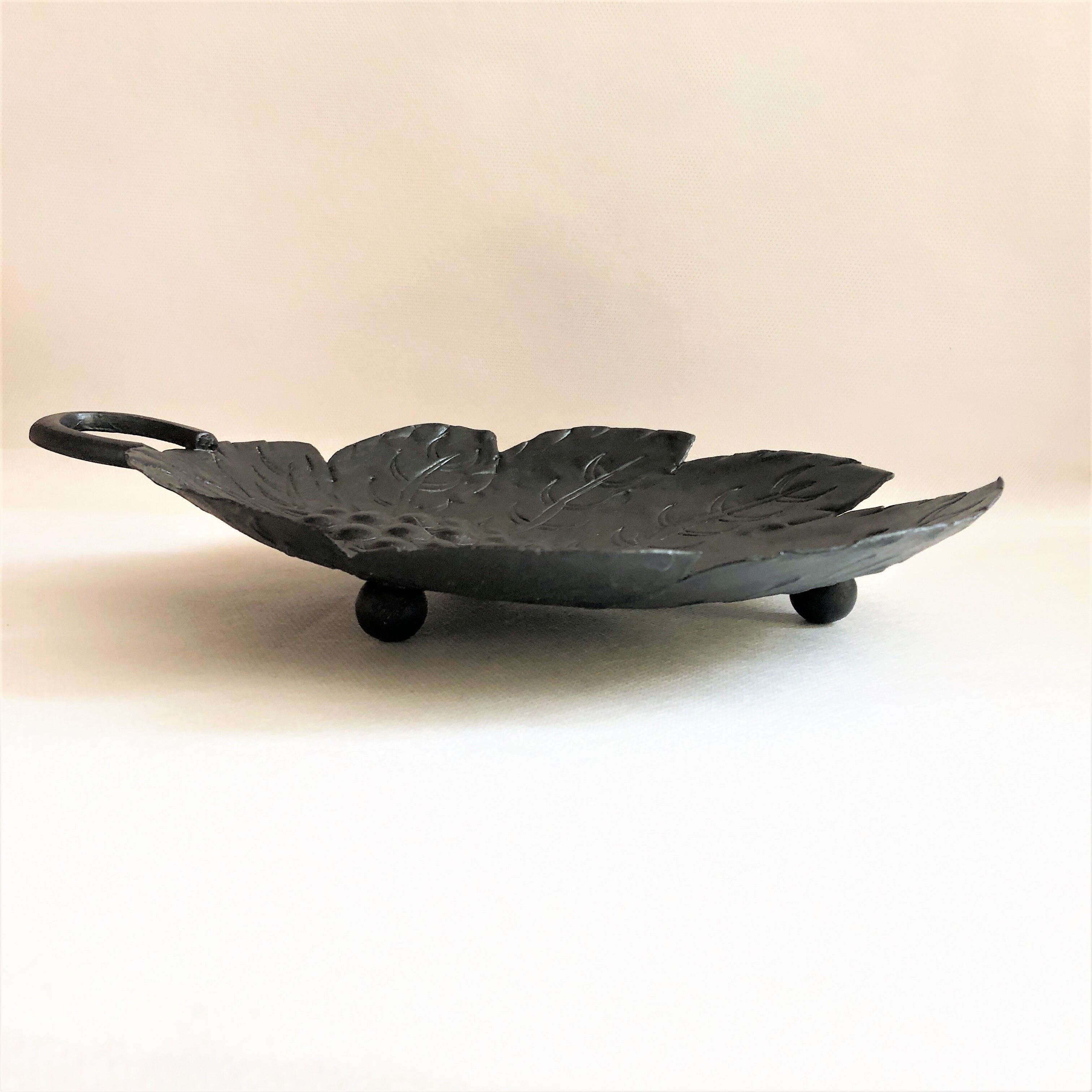 Vide-poche ou plat métal feuille de vigne et grappe de raisin