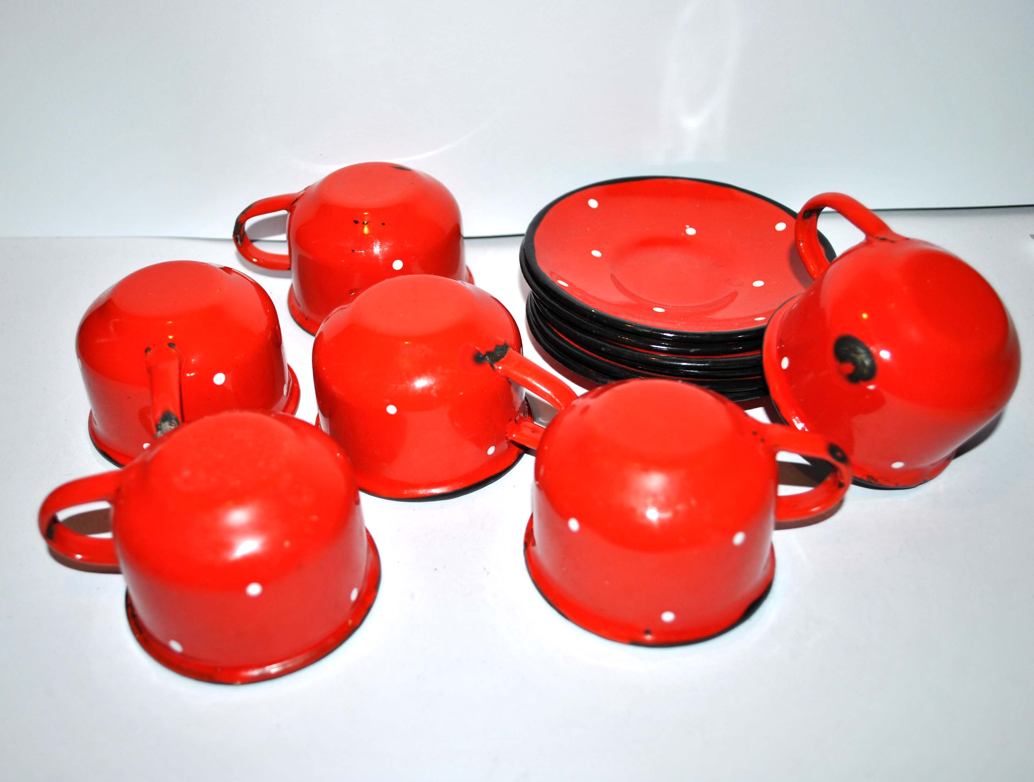 Set of 6 cups in red enamelled metal with vintage polka dots 1950-1960