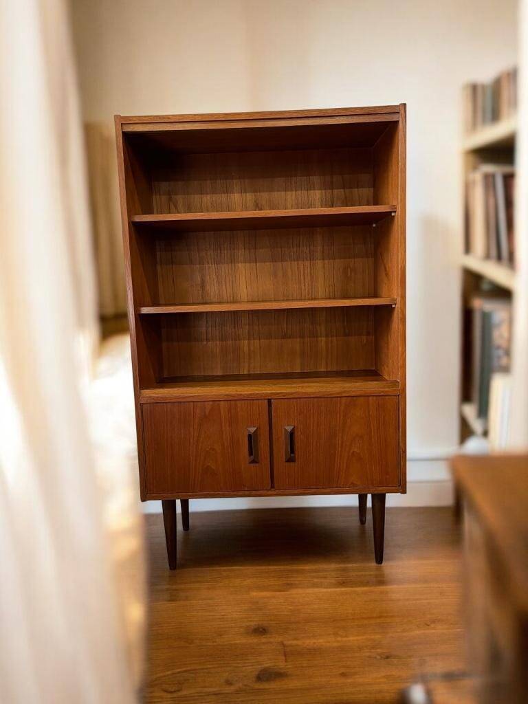 Vintage wooden bookcase/sideboard/bar
