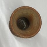 Vase en grès estampé beige signé