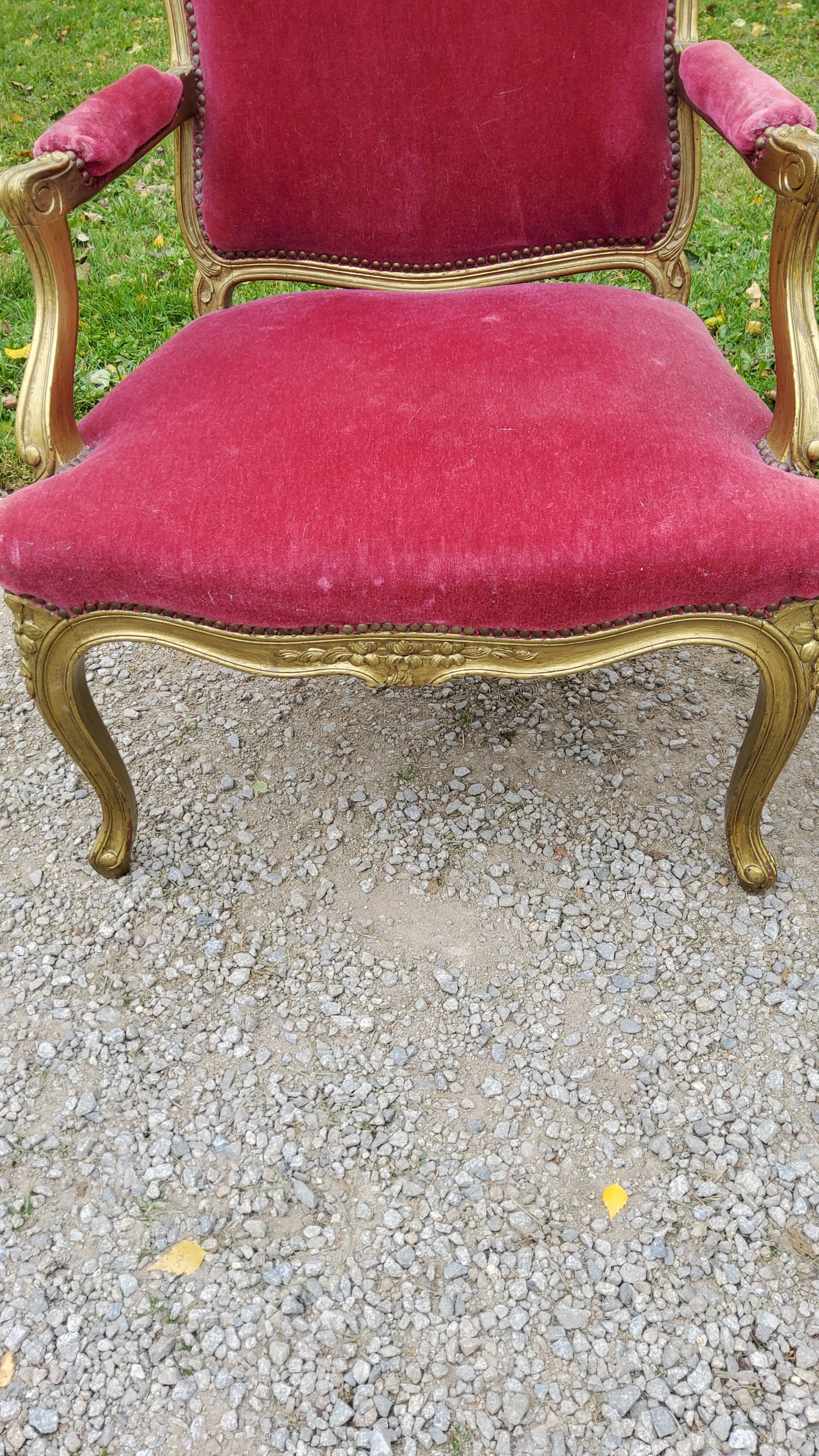 Paire de fauteuils XIXième siècle à la reine de style Louis XV bois doré